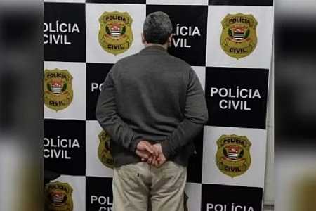 Foragido há quase 3 anos, professor condenado por estuprar 18 alunas é preso após se esconder debaixo de sofá