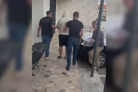 Suspeito preso por esfaquear, matar e arrancar órgão genital de homem espancou companheira na frente do filho dela horas antes, diz polícia