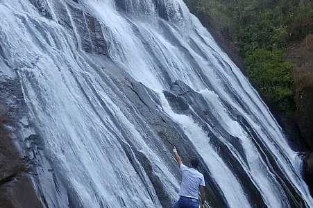 Dois adultos morrem e uma criança fica ferida após caírem de cachoeira em MG