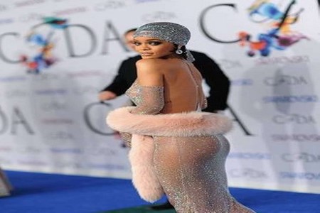 Look de Rihanna deixa seios e bumbum à mostra em premiação de moda nos Estados Unidos