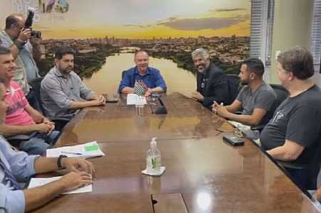 Prefeito sanciona lei que amplia limite de idade para veículos de transporte por aplicativos em Rio Preto