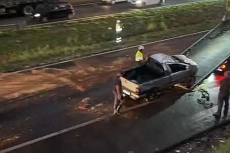 Acidente entre dois carros provoca lentidão na rodovia Washington Luís em Rio Preto; três pessoas ficam feridas