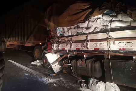Caminhoneiro morre ao ter traseira de veículo atingida por outro caminhão em Santa Adélia