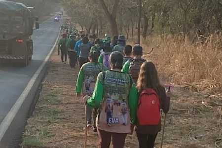 Fiéis caminham 60 km durante 3 dias de Rubinéia a Jales para participar da 40ª Romaria, no domingo