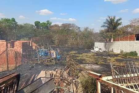 Incêndio em canavial atinge vegetação, chega a condomínio de chácaras e consome ferro-velho em Rio Preto