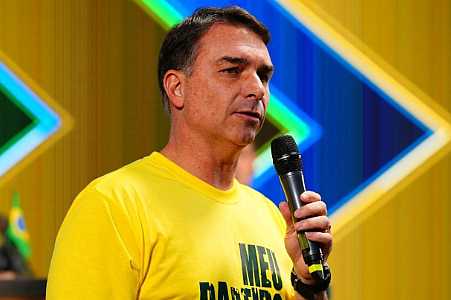 Flávio diz que alta do Bolsa Família é “desespero” de Lula