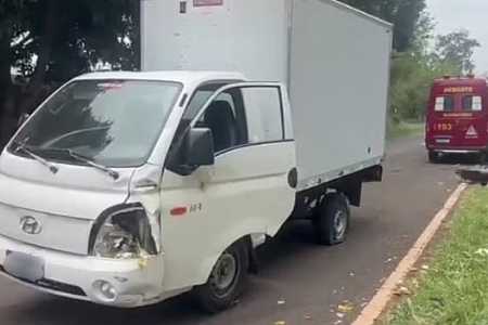 Motociclista fica ferido após caminhoneiro desviar de carroça, invadir pista contrária e causar batida