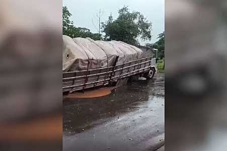 Caminhão fica preso após asfalto ceder por acúmulo de chuva em Votuporanga
