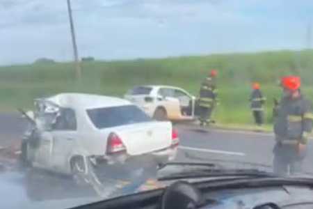 Mulher morre após batida frontal entre carros em Olímpia