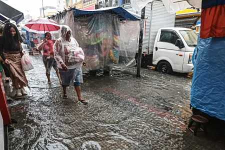 Mulher morre após carro ficar submerso em São Paulo