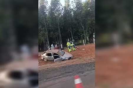 Mulher morre ao ser arremessada de carro após capotamento em rodovia de Penápolis