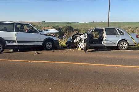 Mulher morre após veículos baterem de frente em rodovia vicinal