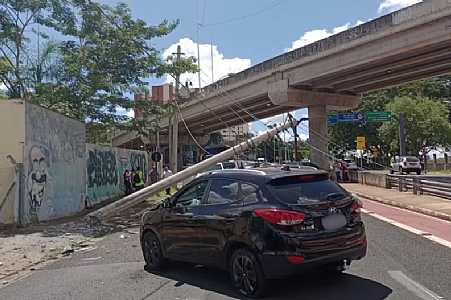 Criança de 5 anos é socorrida após mãe bater carro contra poste em Rio Preto
