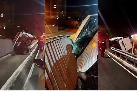 Motorista perde controle e veículo furgão fica pendurado em grade de viaduto