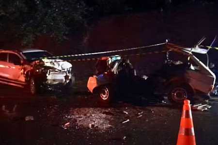 Três pessoas morrem e 5 ficam feridas em acidente com carros e caminhonete em rodovia no interior de SP
