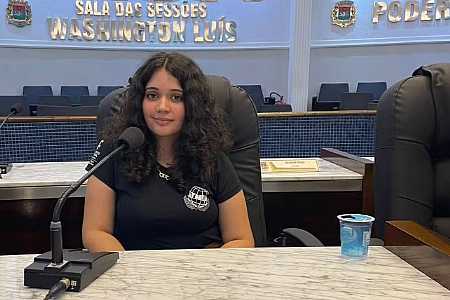 Estudante brasileira de 17 anos é selecionada para programa de simulação de debates de Harvard e Yale