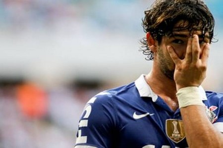 Zagueiro do Timão revela significado do gesto de Pato nos gols