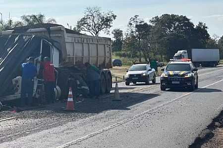 Acidente entre duas carretas e um carro deixa uma pessoa ferida na BR-153 em Onda Verde