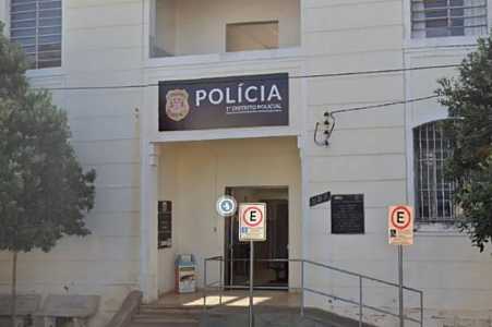 Mulher é encontrada morta com cabo de celular enrolado no braço e sinais de violência