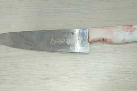 Mulher é agredida com socos e ameaçada com faca pelo ex-marido após ter a casa invadida