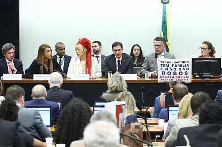 6x1: Comissão aprova relatório e texto segue para plenário
