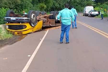 Jovem morre ao perder controle da direção e tombar caminhão em Guararapes