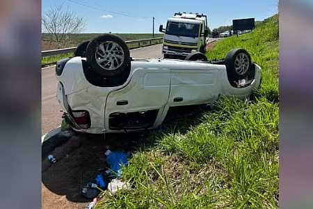 Homem morre e quatro ficam feridos após carro capotar em rodovia de Buritama