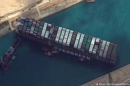 Navio que bloqueia Canal de Suez foi parcialmente liberado