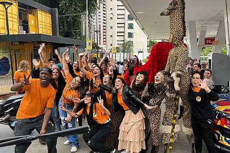 Hamburgueria aproveita ´Dia do Hambúrguer´ para distribuir mais de mil lanches de graça
