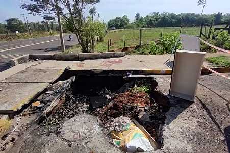 Homem fica ferido após perder controle de motocicleta e cair em cratera em Birigui