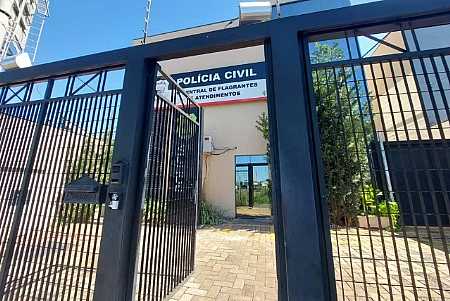 Mulher morre ao cair em buraco, perder o controle da motocicleta e bater em muro em Rio Preto