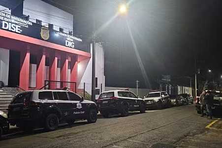 Polícia cumpre mandados durante operação contra o tráfico de drogas em Itapetininga