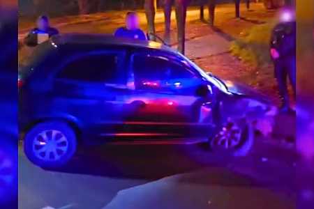 Passageira fica ferida após carro bater em poste de energia em São José do Rio Preto