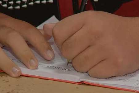 Após abandonar escola por bullying, adolescente aprende a ler e escrever com ajuda de professora no Caps: ´Quero mostrar que sou capaz´