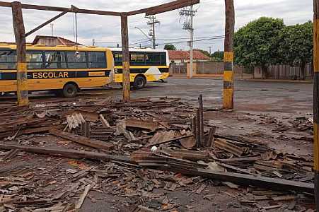 Vendaval derruba estrutura de almoxarifado e danifica ônibus escolares em Cardoso