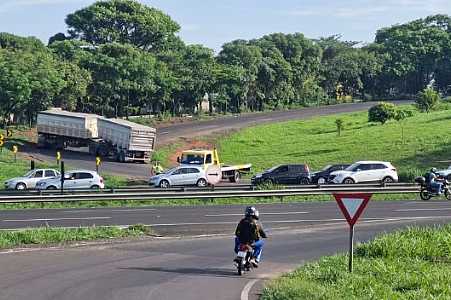 Caminhão quebrado trava acesso de motoristas e congestiona rodovia em pelo menos 10 km em Rio Preto