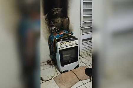 Homem auxilia em combate a incêndio após vizinha esquecer panela no fogão e casa pegar fogo: ´Agi por impulso´,diz