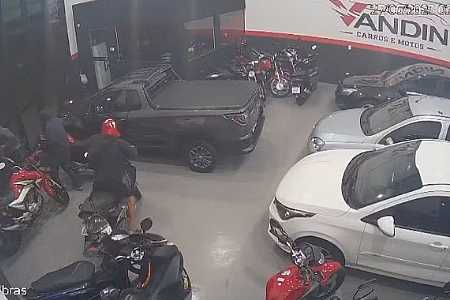 Polícia Civil prende suspeitos de invadir loja e furtar motos em José Bonifácio
