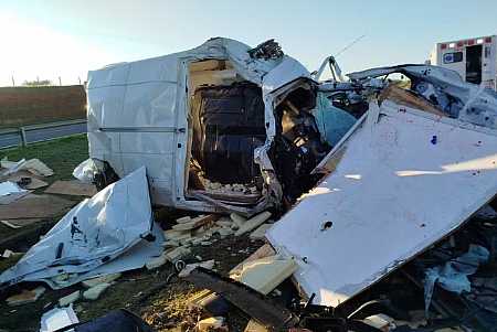 Motorista morre ao bater utilitário na traseira de caminhão carregado com combustível