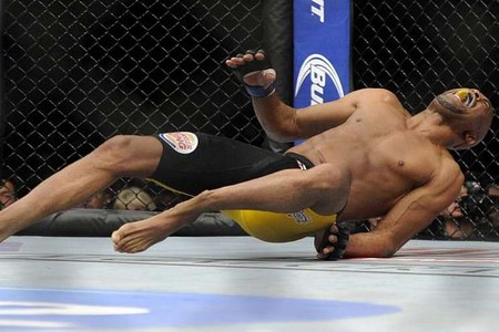 Fratura de Anderson Silva causa comoção e choque no Twitter