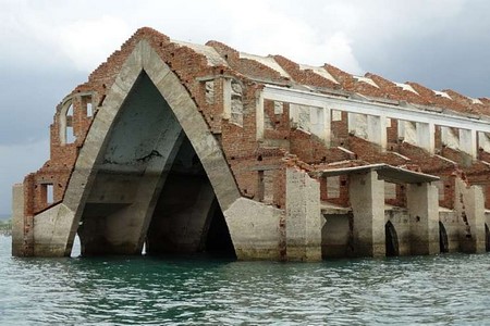 Igreja submersa volta a aparecer por causa da estiagem, em Petrolândia