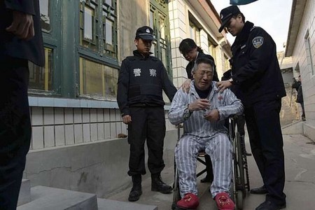 Polícia chinesa retira homem que se recusava a deixar hospital há 3 anos